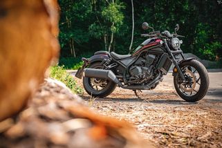 Honda CMX1100 Rebel: Když nezapadáš, ale stejně tě mají rádi - Garáž.cz
