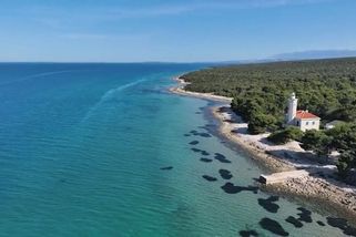Na kouzelný chorvatský ostrov Vir se snadno dostanete i autem