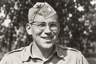 Saipan 1944: Zubař bránil kulometem své pacienty. Kolem jeho pozice našli desítky mrtvých Japonců - Médium.cz