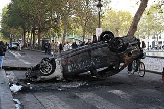 Demonstranti zablokovali vchod do Louvre - Novinky