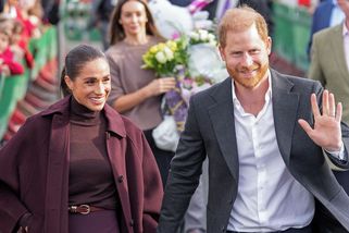 Meghan a Harry poprvé od návratu z USA mezi lidmi: Čekalo je překvapivé přivítání. Vévodkyně se „ohákla“ za sto tisíc! | Super.cz