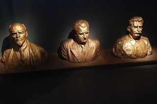Gottwaldova mrtvola měla být věčná. Po školácké chybě ale skončila v hromadném hrobě - Médium.cz