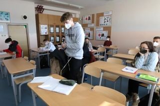 Školy zvažují rozdělování studentů na očkované a neočkované, říká prezident ČLK. Nakažených je podle něj ve skutečnosti víc