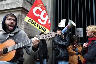 Demonstranti blokují pařížské muzeum Louvre - Seznam Zprávy