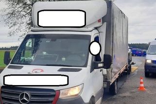 Rumun si vezl domů BMW a jímku. Přetížené vozidlo bez kola kličkovalo po silnici na Písecku - Novinky