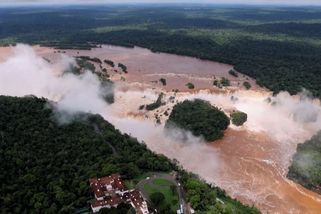 Vodopády Iguazú mají desetkrát více vody než obvykle, letecké záběry ukazují běsnící živel - Novinky