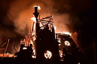 Protestující ve Francii zapálili historickou radnici v Limoges - Novinky