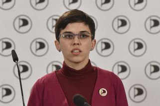 Fakt hnus, téměř mi nepodala ruku. Poslankyně za O...