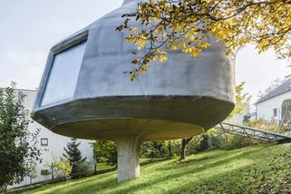 Vypadá jako UFO mezi stromy. Originální dům v Praze hledá nového majitele