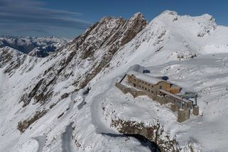 Noc v oblacích. V Pyrenejích se po 30 letech znovu otevřel nejvýše položený hotel Francie - Novinky
