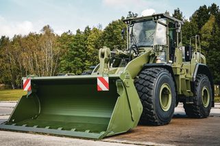 Armáda převzala první kolové nakladače Hyundai HL960A