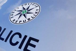 Policejní honička skončila nehodou na D8. Kriminalisté řeší i násilný čin
