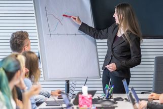 Nouze i budování kariéry. Dvě práce má stále víc lidí - Seznam Zprávy