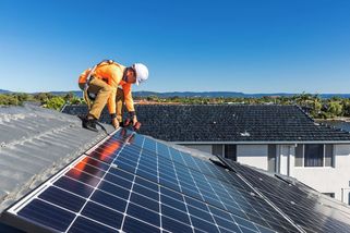 Solární boom naráží na problém. Česku chybějí technici - Novinky