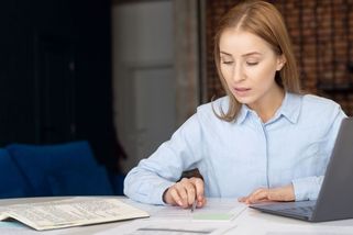 Třetina Čechů odkládá větší výdaje a plánuje šetřit - Novinky