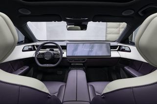 Nová Mazda CX-6e pobláznila řidiče. Konkurenci polil z interiéru studený pot