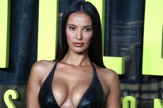 Šediny, noční košile a perly: Sexy moderátorka Maya Jama překvapila novým vzhledem. Dokonce i zatwerkovala - Super.cz