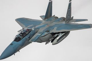 Historie F-15EX Eagle II: Jak se z nejlepší stíhačky světa stala tragikomedie - Médium.cz