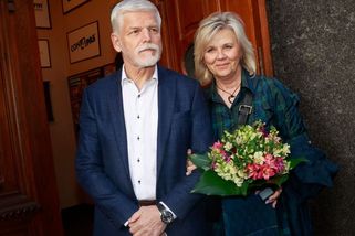 Elegantní, pohodlné, univerzální. První dáma Eva Pavlová předvedla šaty, které chceme všechny!