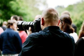 Dej jí pistoli k hlavě, radili novináři na místě činu. Z vraždících únosců udělali mediální hvězdy - Médium.cz