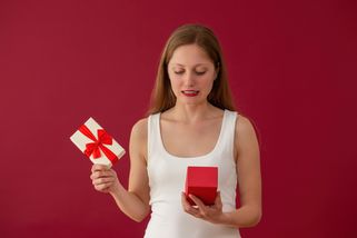 ŽENA-IN - Za moje drahé dárky jsem od přítelovy rodiny vyfasovala kšunt. Prý nejde o soutěž, odbyl mě, stěžuje si Monika