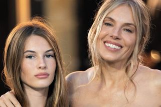 Ta je snad ještě půvabnější než maminka! Sienna Miller ukázala dospívající dceru. Rozená modelka, žasnou fanoušci - Super.cz