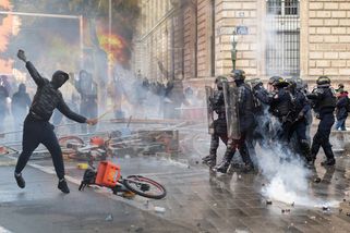 Paříž jako válečná zóna, Milán v plamenech, hrůza v Tiraně: Protesty zachvátily Evropu, Trump zuří