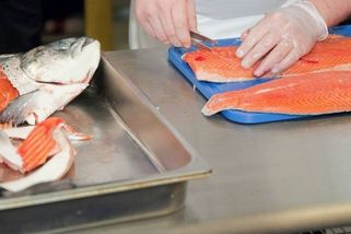 Kuřecí kosti, játra a mozek nově zlevňují krmivo pro lososy. Řetězce se obávají reakcí zákazníků - Novinky