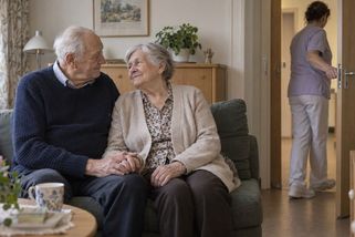 Senior má právo na sexualitu. Pečovatel má právo říct ne. Domov musí chránit oba - Médium.cz
