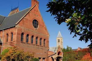 Je nahoře k mání. Případ hromadného znásilnění omámené studentky na prestižní univerzitě v USA se opět otevírá - Novinky