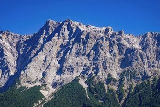 V Rakousku se vážně zranil Čech, při fotografování se zřítil ze skály - Novinky