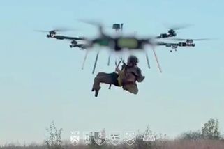 Ukrajinci poprvé evakuovali z fronty zraněného vojáka pomocí létajícího dronu - Novinky