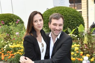 Ondřej Sokol žije s o 21 let mladší Nikol v moderním domě. Na chalupu jezdí do rodného kraje