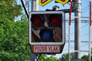 V Bohdíkově na Šumpersku se srazilo auto s vlakem. Jeden muž nepřežil - Novinky