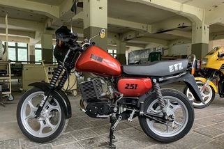 MZ ETZ stála kolem 10 tisíc Kčs. Jawa měla dva válce, emzeta pět rychlostí
