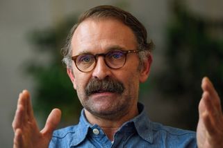 Slovenský hezoun Tomáš Maštalír k nepoznání: S knírem vypadá jako hvězda německého porna z osmdesátek - Super.cz