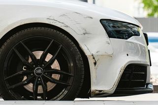 Podřeli jste někomu auto na parkovišti a chcete nechat lístek s kontaktem za stěračem? Nemusí to být dobrý nápad, správný postup je jasně daný - Garáž.cz