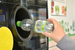 Odevzdal do automatu 11 tisíc recyklovatelných lahví a plechovek. Desetihodinovou akci natočil - Novinky