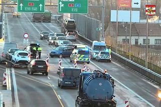 Policie žasne. Bezmála 30 řidičů na dálnici u Brna hromadně objelo hrazení a skončilo na stavbě - Novinky