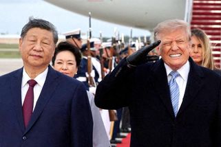 Trump vítá Si Ťin-pchinga. Nad hlavou mu proletěl B-1B, čínský prezident nehnul brvou