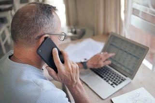V říjnu si zkontrolujte fakturu za telefon. Oblíbený operátor zdražil, aniž by si toho většina zákazníků všimla