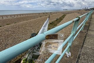 Za tmy vstoupily do moře. Tři sestry v Británii spáchaly společně sebevraždu - Novinky