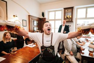 Výjev, který nám v zahraničí závidějí. Výčepní se prali se známou noční můrou - Novinky
