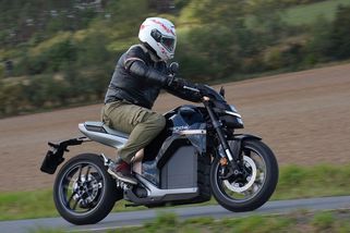 Elektrická Honda WN7 jezdí fakt pěkně. Škoda, že moc daleko nedojede... - Garáž.cz