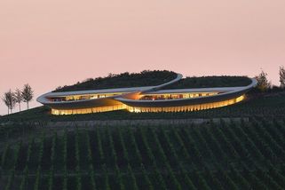 Jako UFO na vinicích. Z podzemního vinařství vykukuje jen restaurace s výhledem - Seznam Zprávy