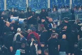 Fanoušci Slovanu řádili v Lize mistrů. Policistům brali štíty, jednoho zranili - Sport.cz