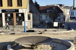 Ostuda a zklamání. Moderní řešení fontány ve Strakonicích budí u místních emoce - Novinky