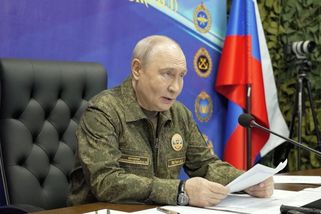 Video: Kreml ukázal Putina v uniformě, oznámil budování bezpečnostní zóny - Seznam Zprávy
