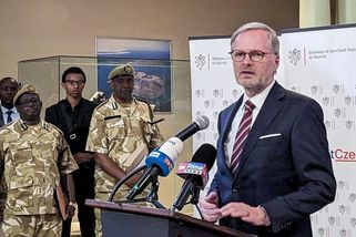 Fiala po návratu z Afriky onemocněl a ruší program - Novinky