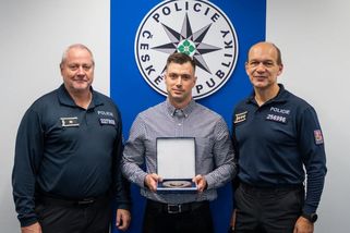 Vedení policie poděkovalo Panu Běžci za záchranu policejní hlídky z řeky - Novinky